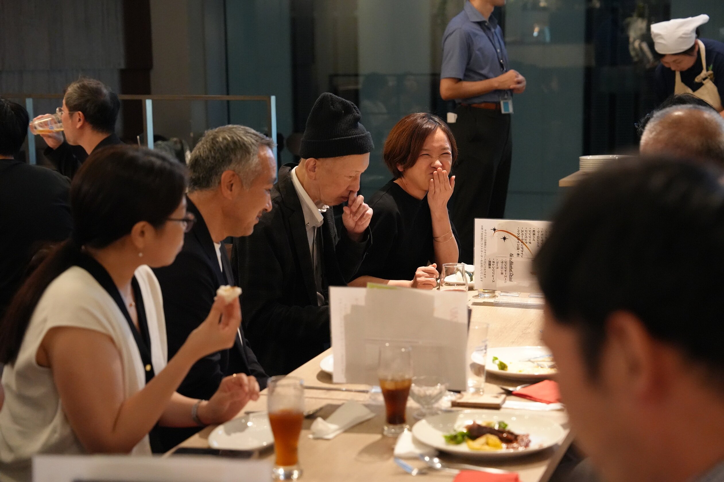 コース料理を楽しむ参加者たち